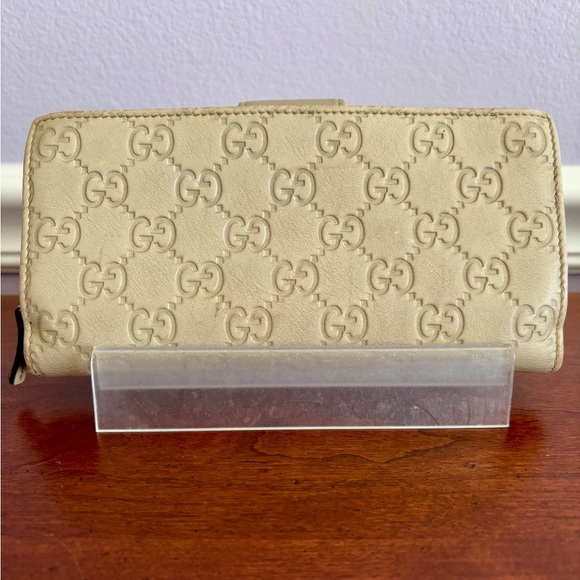 GUCCI Beige GG Monogram Wallet w/ Gold D-Ring Buckle – Authentic Preloved Luxury - Picture 3 of 10